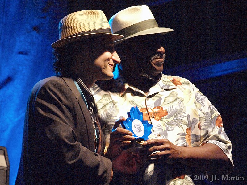 009Luminato_Taj Mahal_Receive_Maple Blues Award.JPG